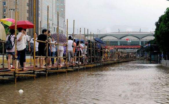 火車站廣場積水圖