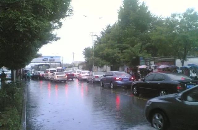 下雨城市堵車