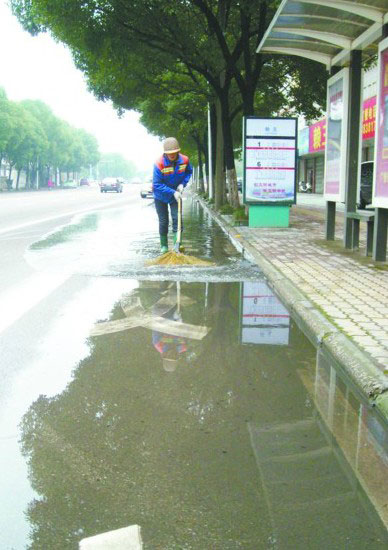 公交車站旁積水